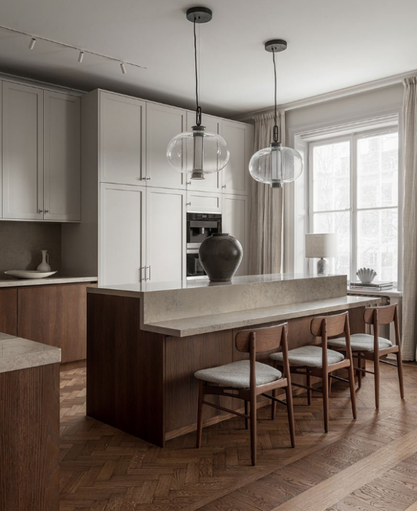 Dapur dengan jendela besar untuk cahaya alami